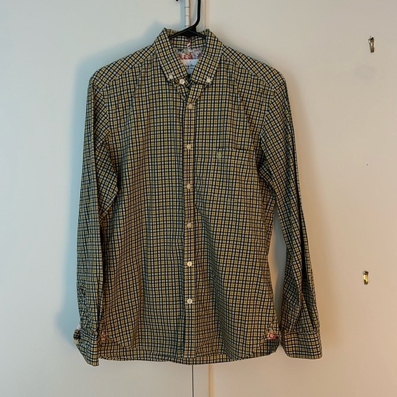 Serge Blanco
Size M
Men’s button up shirt

Used - Picture 1 of 4